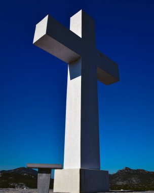 İsa 'nın heykelleri ve dağın tepesindeki haç.