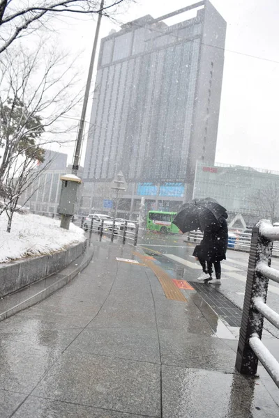 市中心高楼大厦中的暴风雪 — 图库照片