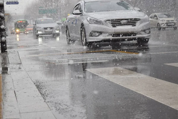 市中心高楼大厦中的暴风雪 — 图库照片