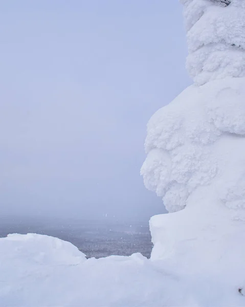 Dağlardaki Karlı Uçurum — Stok fotoğraf