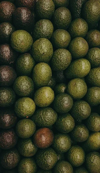 Stos Dojrzałych Świeżych Owoców Awokado Luzem Gotowych Sprzedaży Supermarkecie Tło — Zdjęcie stockowe