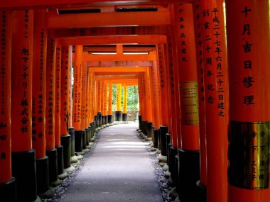 Kyoto, Japonya, 15 Temmuz 2016: Fuskimi Inari Taisha Tapınağı. Kyoto, Japonya