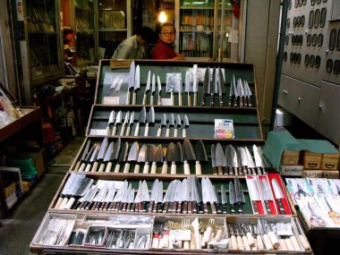 Tokyo, Japonya, 15 Temmuz 2016: Tokyo 'da mutfak bıçağı dükkanı.