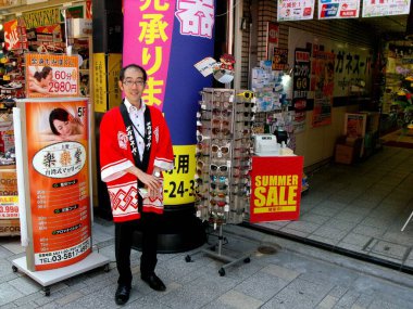 Tokyo, Japonya, 15 Temmuz 2016: Tokyo mağazasının kapısında Japonca.