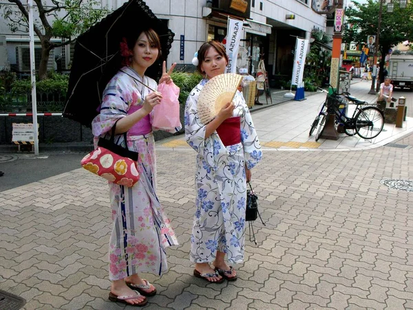 Tokyo Japan Juli 2016 Twee Japanse Meisjes Poseren Gekleed Traditionele — Stockfoto