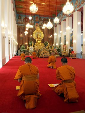 Bangkok, Tayland, 13 Mart 2016: Bangkok, Tayland 'da bir tapınakta düzenlenen törende Budist rahipler.