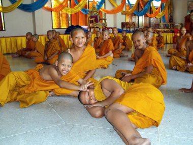 Bangkok, Tayland, 3 Nisan 2016: Bangkok, Tayland 'daki bir tapınakta genç Budist rahipler.