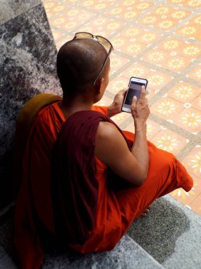 Chiang Mai, Tayland, 25 Mayıs 2017: Budist keşiş telefonunu Chiang Mai, Tayland 'da kontrol ediyor..