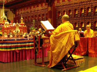 Singapur, 7 Mart 2016: Singapur 'daki Buda' nın Diş Kalıntısı Tapınağı 'nda düzenlenen törende Budist keşiş.