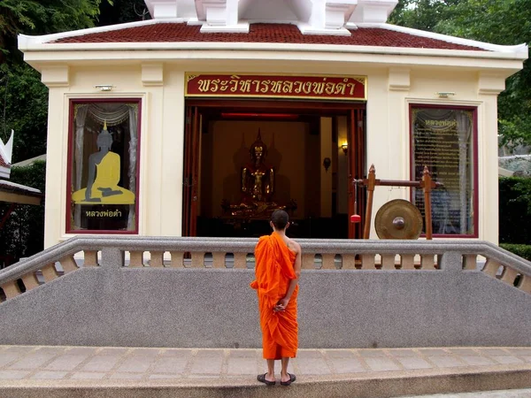 Bangkok Thajsko Září 2015 Buddhistický Mnich Pozoruje Obraz Buddhy Chrámu — Stock fotografie