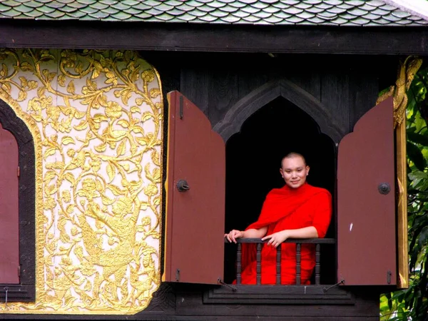 Bangkok Thailand September 2015 Boeddhistische Monnik Poseert Het Raam Van — Stockfoto