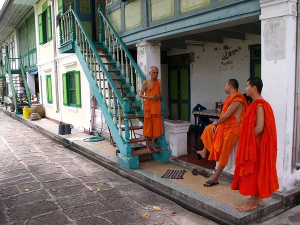 Bangkok Tajlandia Września 2015 Buddyjscy Mnisi Rozmawiają Przed Swoim Domem — Zdjęcie stockowe