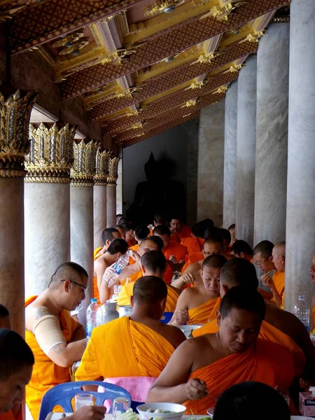 Bangkok Tailândia Setembro 2015 Monges Budistas Comem Pátio Templo Wat — Fotografia de Stock