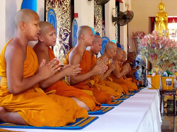 Bangkok Tailandia Septiembre 2015 Los Monjes Budistas Rezan Durante Una — Foto de Stock