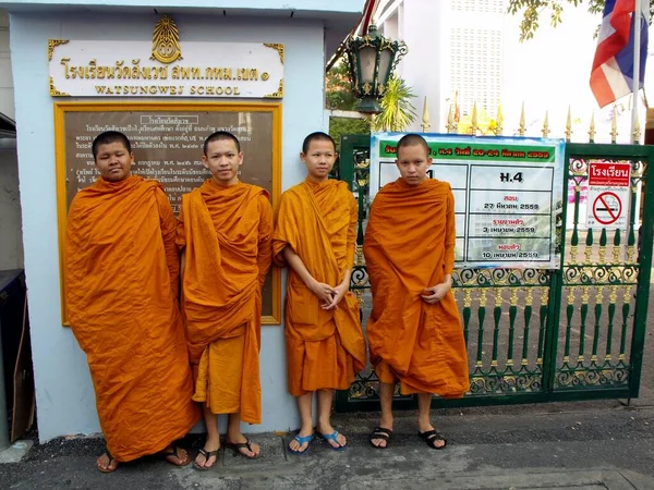 Bangkok Marzo 2016 Quattro Giovani Monaci Buddisti Posano Davanti Alla — Foto Stock