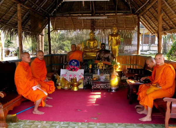 Bangkok Tailândia Fevereiro 2013 Grupo Monges Budistas Descansam Dia Quente — Fotografia de Stock
