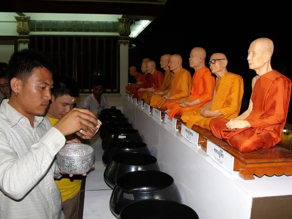 Bangkok Tailândia Novembro 2015 Pessoas Tailandesas Fazendo Oferendas Para Reproduções — Fotografia de Stock