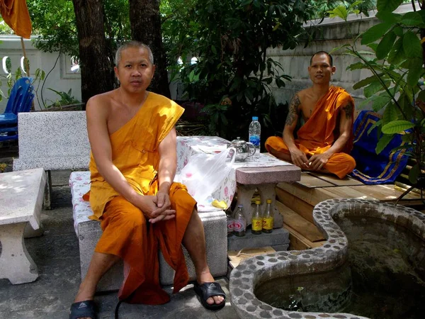 Bangkok Thailandia Settembre 2015 Due Monaci Buddisti Posano Nel Cortile — Foto Stock