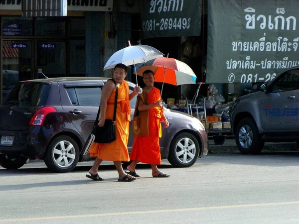 Bangkok Tailândia Outubro 2015 Dois Monges Budistas Protegem Sol Sob — Fotografia de Stock