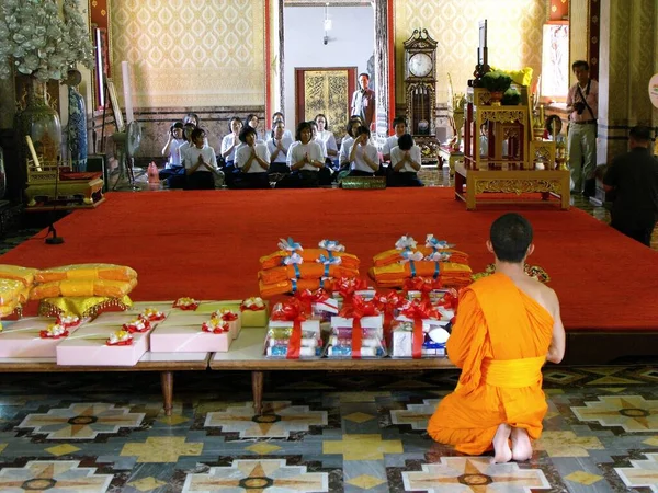 Bangkok Tailandia Septiembre 2015 Joven Monje Budista Arrodillado Ante Las — Foto de Stock