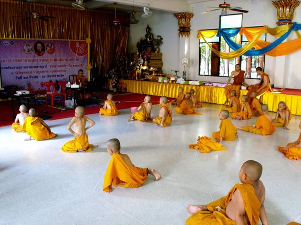 Bangkok Tailandia Abril 2016 Jóvenes Monjes Budistas Reciben Lecciones Templo — Foto de Stock