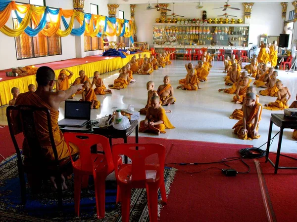 Bangkok Aprile 2016 Giovani Monaci Buddisti Ricevono Lezioni Tempio Bangkok — Foto Stock