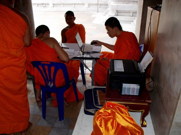 Bangkok Thailandia Settembre 2015 Giovani Monaci Buddisti Studiano Usando Computer — Foto Stock