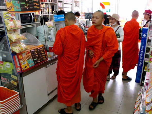 Chiang Mai Thailandia Aprile 2016 Monaci Buddisti Comprano Negozio Chiang — Foto Stock