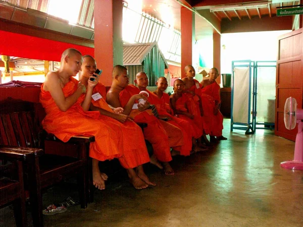 Chiang Mai Thailandia Aprile 2016 Giovani Monaci Buddisti Tempio Chiang — Foto Stock