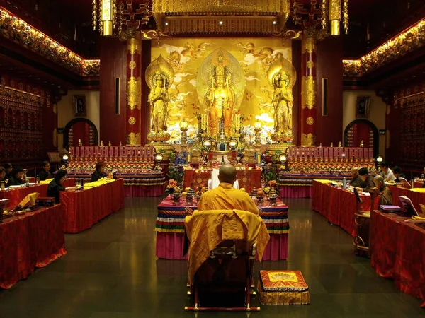 Singapur Marzo 2016 Monje Budista Durante Una Ceremonia Templo Reliquia — Foto de Stock