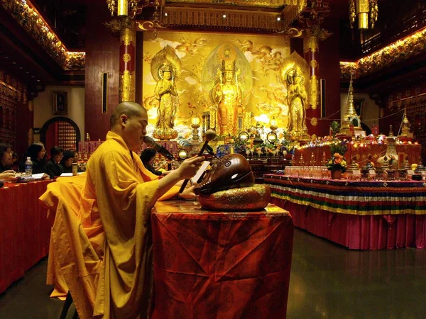 Singapur Marzo 2016 Monje Budista Durante Una Ceremonia Templo Reliquia — Foto de Stock