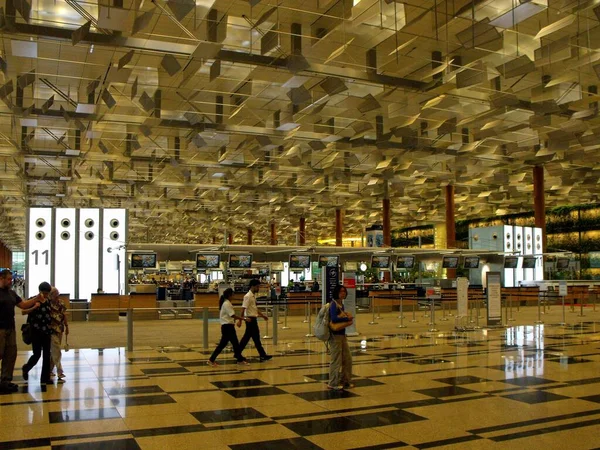 Changi International Airport Singapore Mars 2016 Människor Strosar Stora Korridorerna — Stockfoto