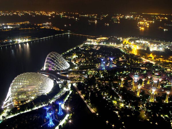 Вид на Сингапурский залив с террасы отеля Marina Bay Sands. Сингапур, 6 марта 2016.