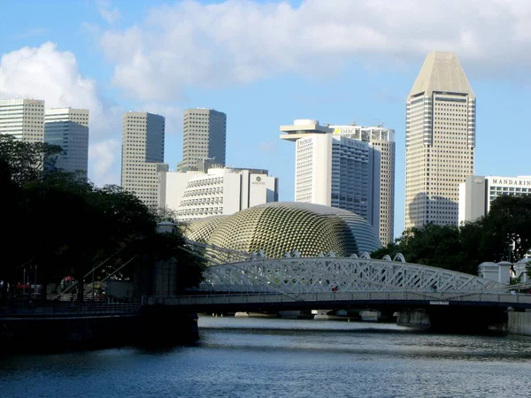 2016年3月8日 シンガポール エスプラネード オペラ シアター 通称グレート デュリアンの背後にある大きな建物 — ストック写真