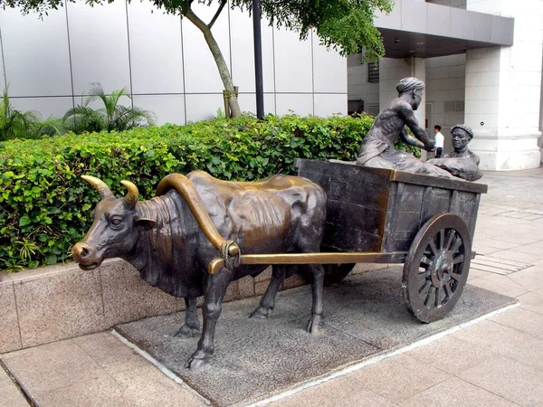 Singapur Marzo 2016 Escultura Bronce Buey Tirando Carro Una Plaza — Foto de Stock