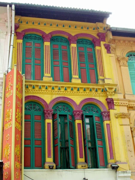 2016年3月8日シンガポール植民地様式の建物の正面の窓 — ストック写真