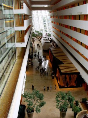 Singapur, 7 Mart 2016: Marina Bay Sands otelinin koridorlarından birinde yürüyen insanlar ve odalara giden koridorların görüntüsü. Moşe Safdie Mimarları 2010.