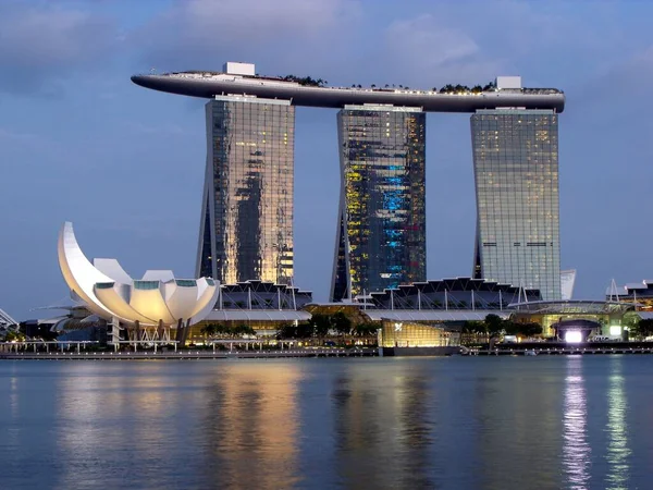 2016年2月3日シンガポールのマリーナ サンズ ホテルとアートサイエンス ミュージアムの眺め Moshe Safdie建築家2010 — ストック写真