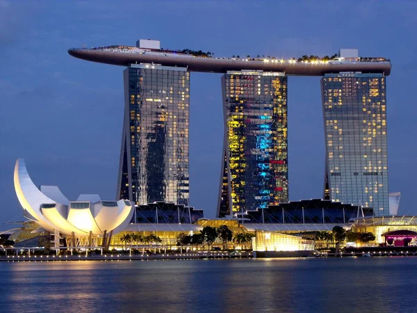 2016年2月3日 シンガポールのマリーナベイ サンズ ホテルとアートサイエンス ミュージアムの夕日の景色 Moshe Safdie建築家2010 — ストック写真