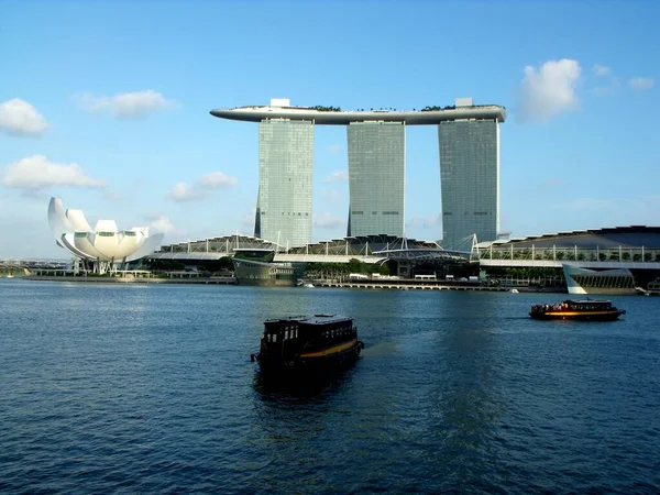 Singapore Maart 2016 Twee Schepen Steken Marina Bay Met Achtergrond — Stockfoto
