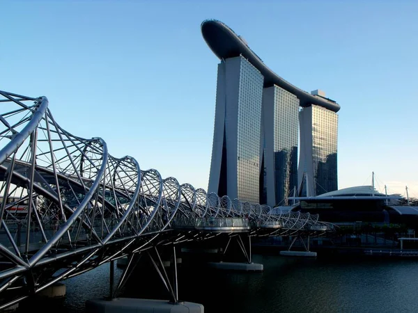 Singapore March 2016 View Bridge Crosses Marina Bay Three Towers — Stock Photo, Image