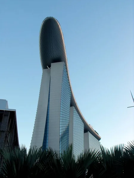 シンガポール 2016年3月6日 3つの塔とシンガポールの街のアイコンであるホテル マリーナ サンズのテラスを形成する構造物の眺め Moshe Safdie建築家2010 — ストック写真