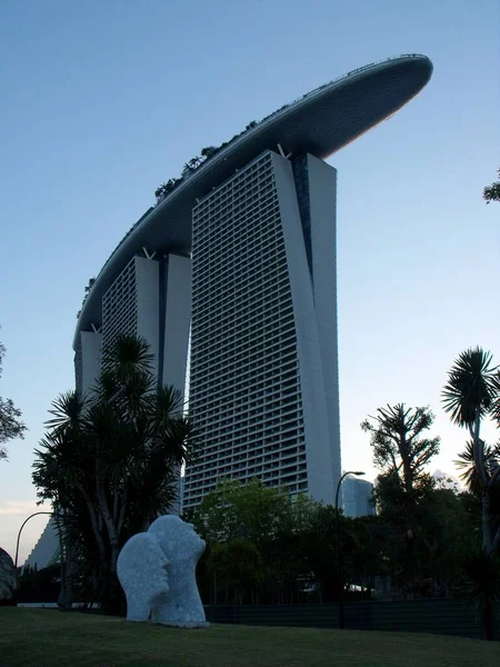 2016年3月6日シンガポール シンガポール市のアイコンであるマリーナベイ サンズ ホテルの北側の塔の基部にある彫刻 北の塔を67Mほど飛んでいます北の塔の上を飛んでいます — ストック写真