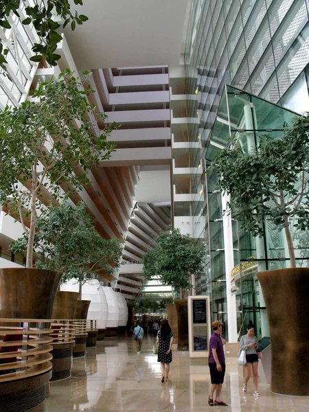 2016年3月7日シンガポール マリーナ サンズ ホテルの並木道を歩いている人が何人かいます Moshe Safdie建築家2010 — ストック写真
