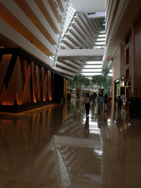 2016年3月7日シンガポール 多くの人がマリーナベイ サンズ ホテルの廊下を歩いています 床には廊下の反射が部屋につながっています Moshe Safdie建築家2010 — ストック写真