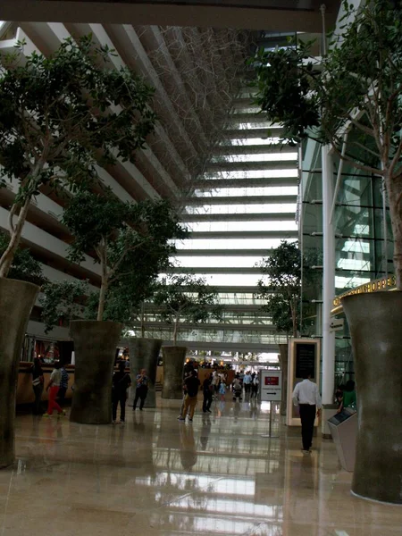 Singapore March 2016 Many People Walk Tree Lined Corridors Marina — Stock Photo, Image