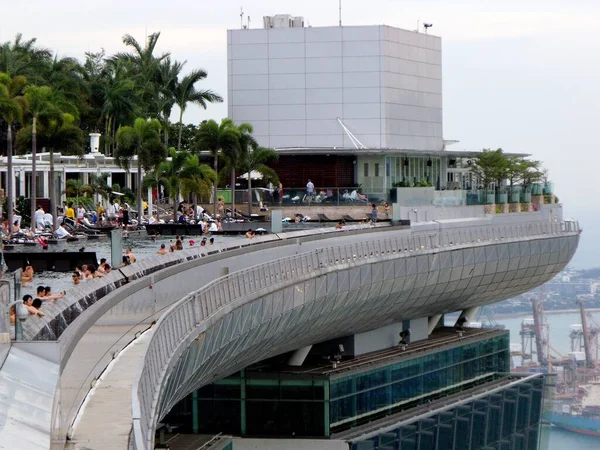 Singapur Března 2016 Mnoho Lidí Koupe Bazénu Terase Hotelu Marina — Stock fotografie
