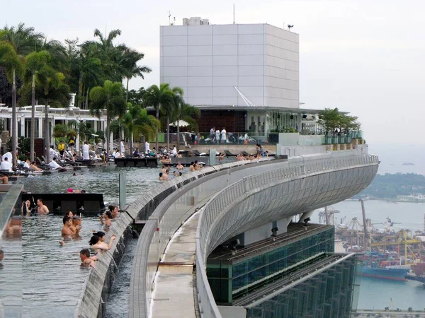 Singapore Maart 2016 Veel Mensen Bewonderen Het Spectaculaire Uitzicht Stad — Stockfoto