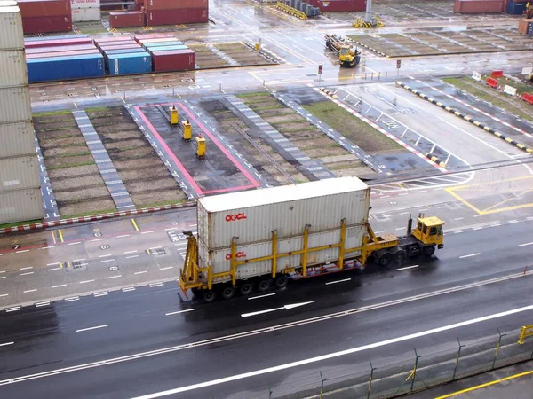 Singapur Marzo 2016 Camión Transporte Mueve Dos Contenedores Área Almacenamiento — Foto de Stock