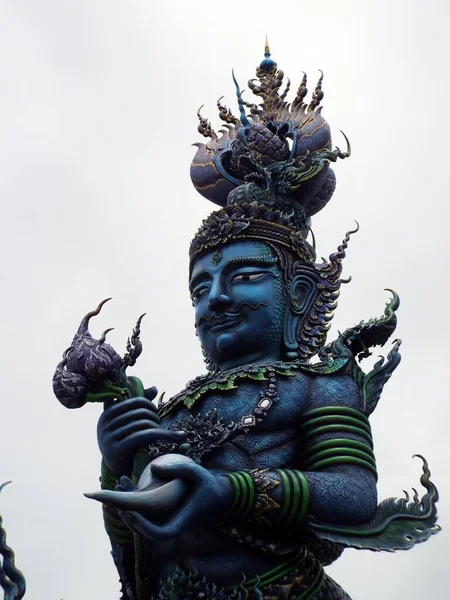 2017年6月16日 Wat Rong Suea Ten 泰国清莱蓝寺入口处蓝色雕塑的布景 — 图库照片